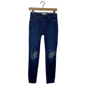 Free people dark wash skinny jeans busted knee distressing